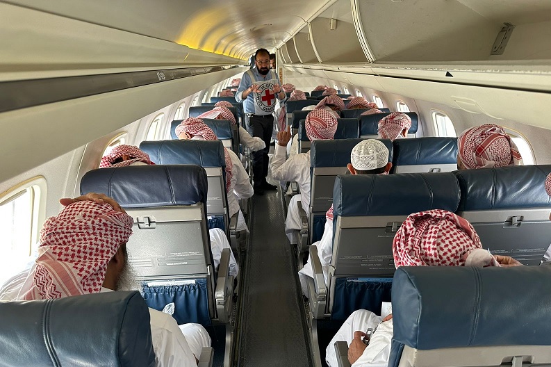 الصليب الاحمر تعلن انتهاء نقل 104 محتجزين يمنيين من السعودية إلى صنعاء وعدن