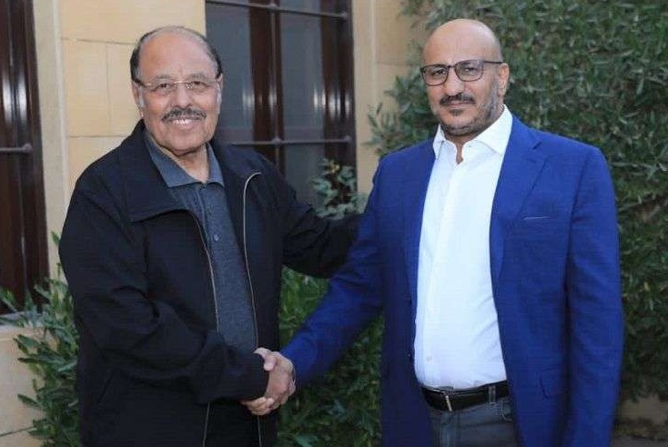 العميد طارق صالح يهاتف الجنرال الاحمر