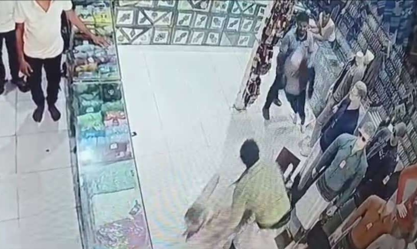 شاهد بالفيديو.. مسؤول محلي يقتحم محل تجاري مملوك لأحد أبناء تعز في عدن