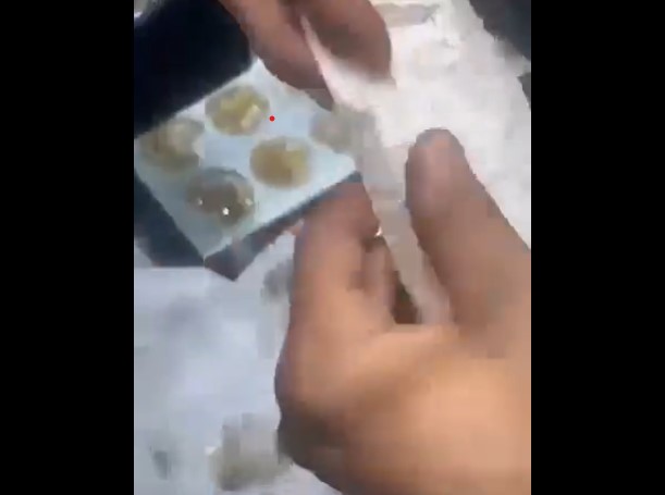 يمنية اضطرت لبيع هدية من أعز صديقاتها فتفاجأت بوجود "سحر" عكر حياتها 20 عاماً وحرمها الانجاب - (فيديو)