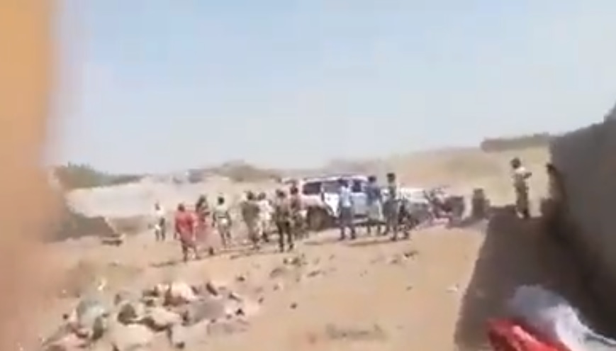 شاهد بالفيديو.. مشرف ح.وثي يسطو بالقوة على أراضي لمواطنين في محافظة الحديدة