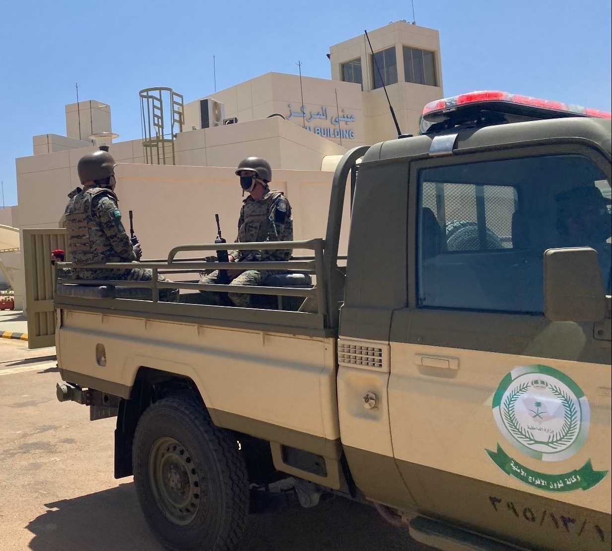 الشرطة السعودية تضبط مواطناً نقل 14 يمنياً مخالفاً لأمن الحدود