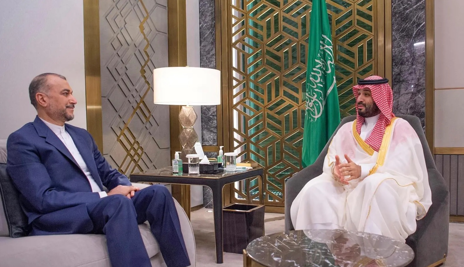 وزير خارجية ايران بعد لقاء ولي عهد السعودية: بإمكاننا العمل مع المملكة لحل الموضوعات العالقة بالمنطقة بشكل فوري