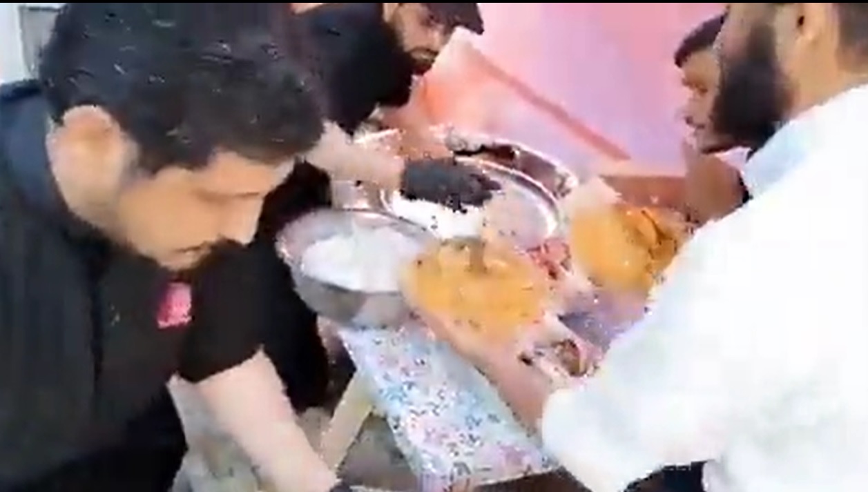 الميليشيا الح.وثية تقيم ولائم لزوار كربلاء من الايرانيين واليمنيون يتضورون جوعاً - (فيديو)