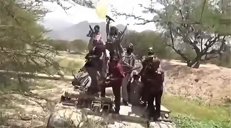 الجيش والمقاومة يطردون مليشيا الحوثي من مواقع جديدة بتعز ويغتنمون دبابة