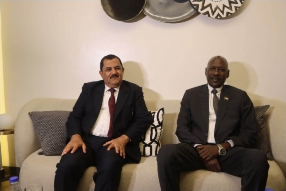 وزير الدفاع يزور السودان للتنسيق وتبادل الخبرات العسكرية بين البلدين