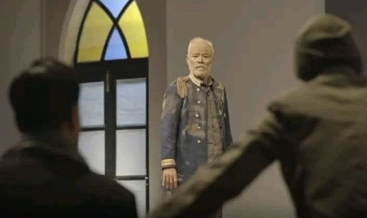 فنان يمني ينهي أداء دوره مسرحية هاملت ويعود لعمله كنادل في مطعم جنوب اليمن