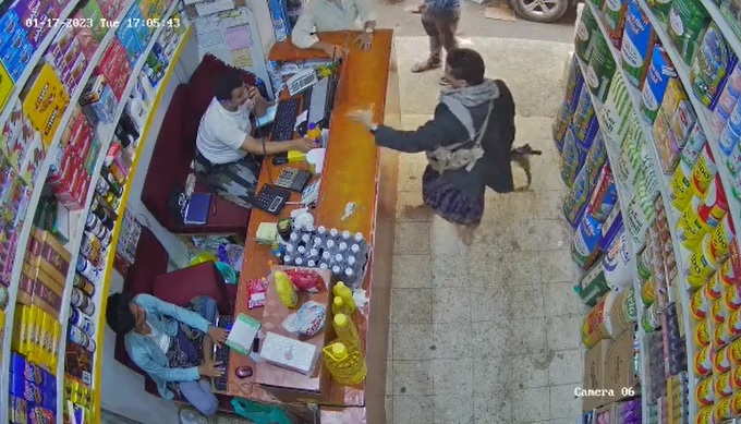 بالفيديو.. مسلحون يتقحمون متجرا في مدينة تعز ويهددون مالكه 