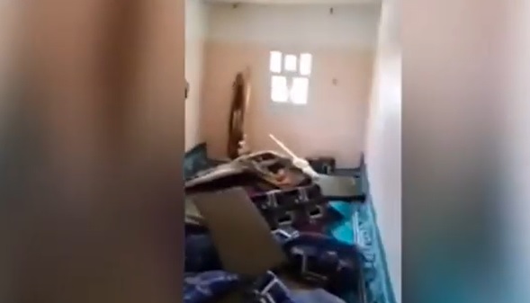 عناصر حوثية تقتحم منزل احد قتلاها وتعبث بمحتوياته ووالده يشكو هتك حرماته وعرضه - (فيديو)