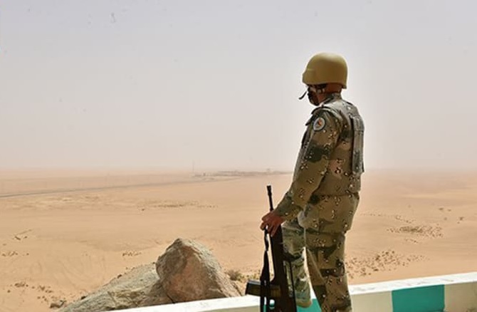 أكثرهم يمنيون.. السعودية تضبط أكثر من 800 شخص حاولوا عبور حدودها خلال اسبوع