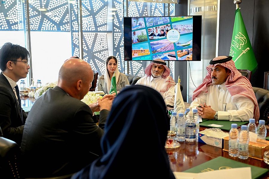 السفير آل جابر يبحث مع مسؤول أممي المشروعات والبرامج التنموية في اليمن