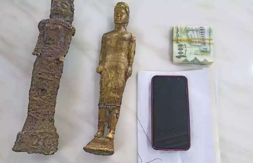 أمن حضرموت يلقي القبض على شخص بحوزته قطع أثرية