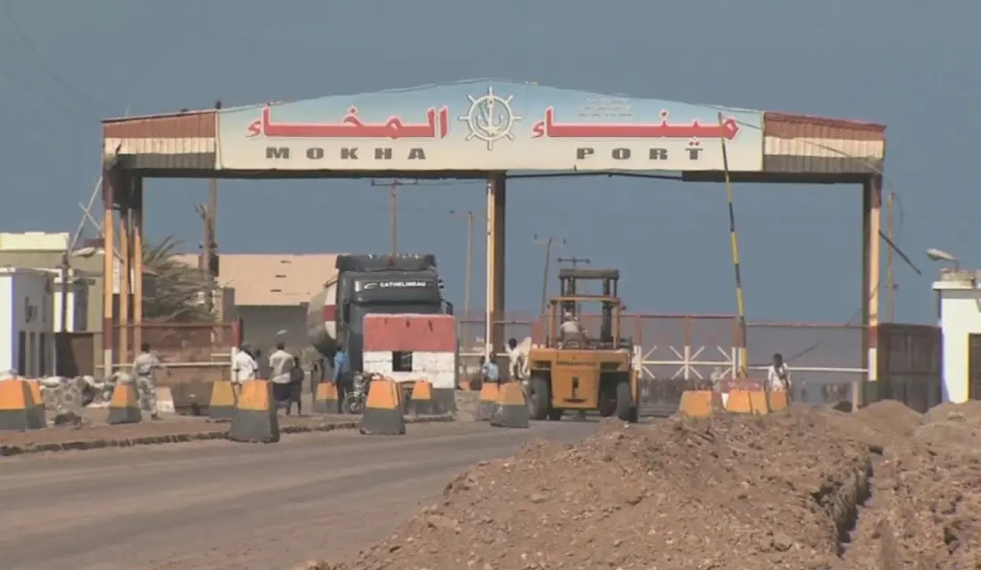 الداخلية اليمنية تكشف عن ضبط سفينة تهريب قبالة ميناء المخاء كانت في طريقها إلى الانقلابيين