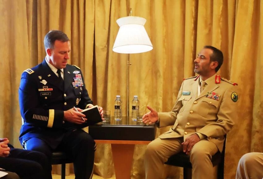 قائد القيادة المركزية الامريكية يؤكد دعم الحكومة اليمنية ويدين تعنت الانقلابيين المستمر لعملية السلام