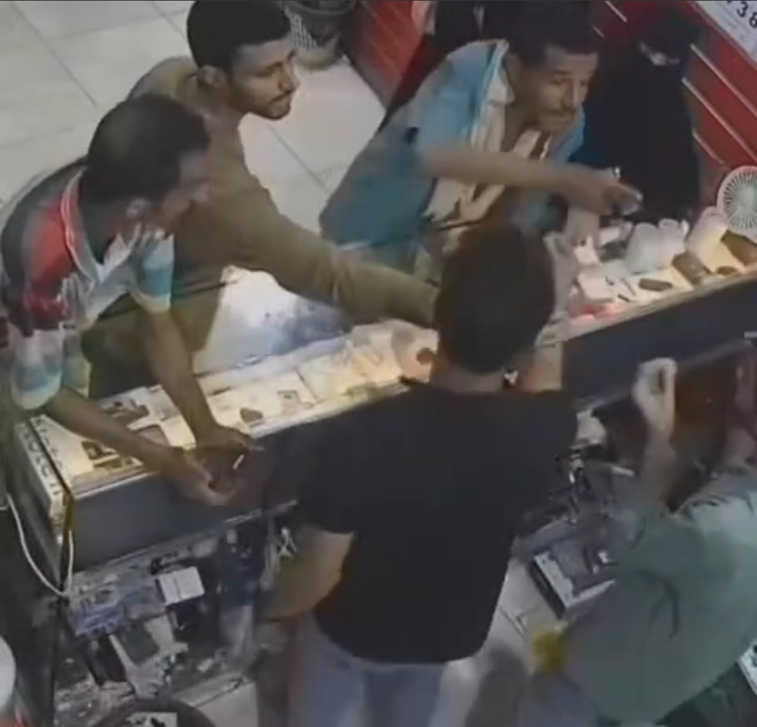 شاهد بالفيديو.. لحظة قيام مسؤول امني بالاعتداء واختطاف مالك محل تجاري في عدن