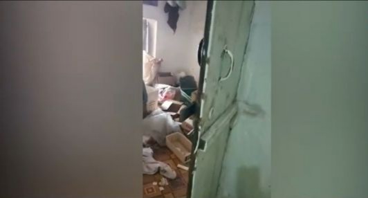 شاهد.. اقتحام ونهب الحوثيين لمنزل شيخ قبلي في إب - (فيديو)