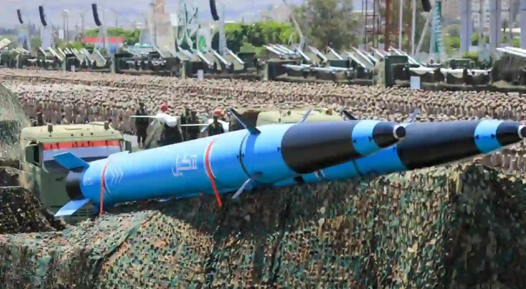 ماهي صواريخ ميليشيا ايران باليمن المستخدمة في هجماتها ضد السفن بالبحر الاحمر وكيف حصلت عليها؟