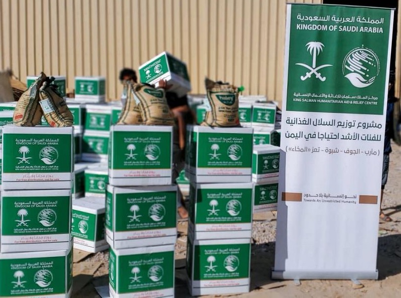 مركز الملك سلمان للإغاثة يوزع مساعدات غذائية في تعز ومارب