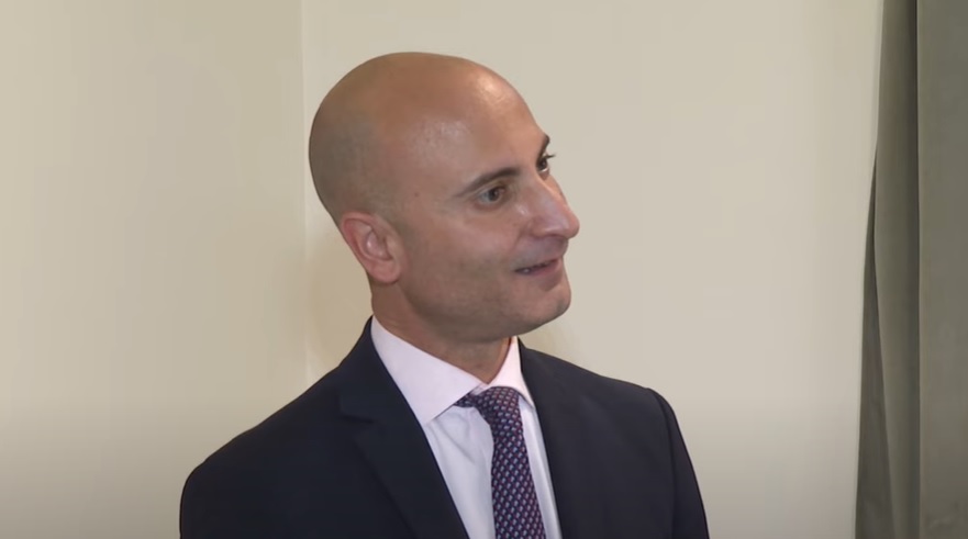 سفير فرنسا لقناة "المغترب" الفضائية يكشف عن تطورات ايجابية على مسار تحقيق السلام في اليمن ويصف مشروع الحوثي بـ"الرجعي" - (فيديو)