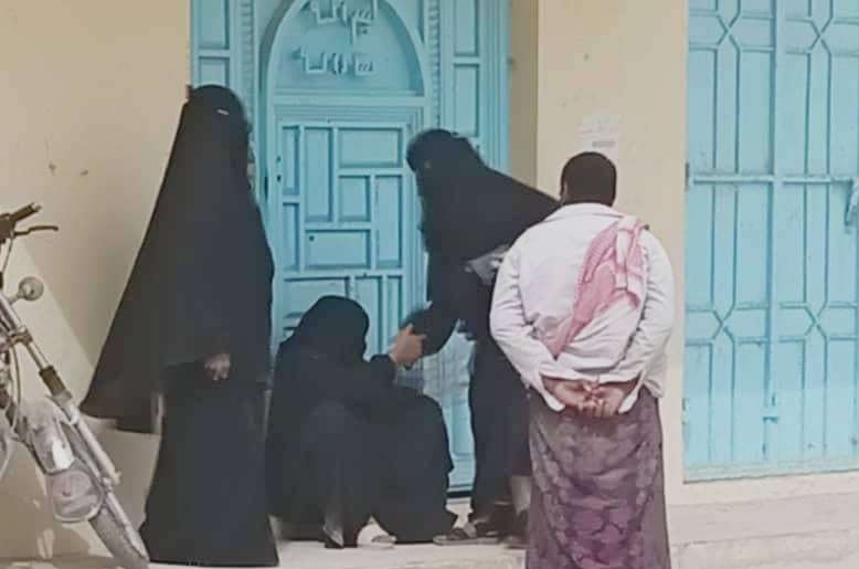 يمنية تغلق مقراً للسلطة المحلية وتمنع مديرها وموظفيها من الدخول!
