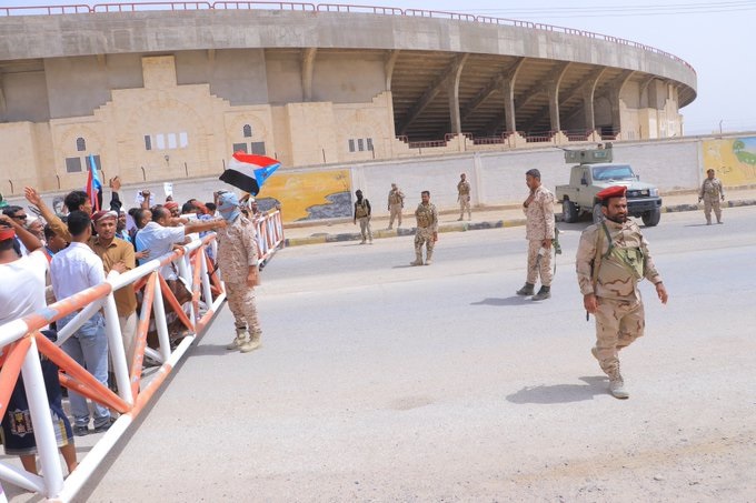 عشرات الموالين للانتقالي ينفذون وقفة احتجاجية أمام مجمع الدوائر الحكومية في سيئون - (فيديو)