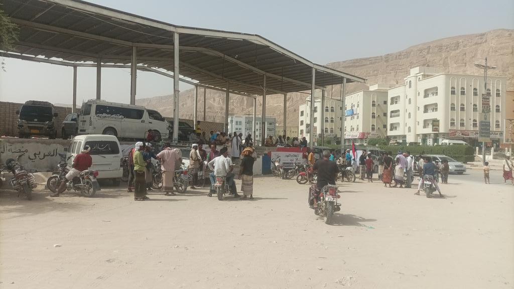 مواطنون في وادي حضرموت يتوافدون إلى سيئون للمشاركة في مسيرة للتنديد بتردي الاوضاع المعيشية