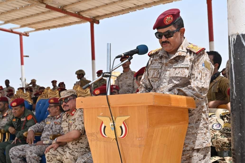وزير الدفاع يتفقد وحدات محور الغيضة ويشيد بالجاهزية العالية للمقاتلين