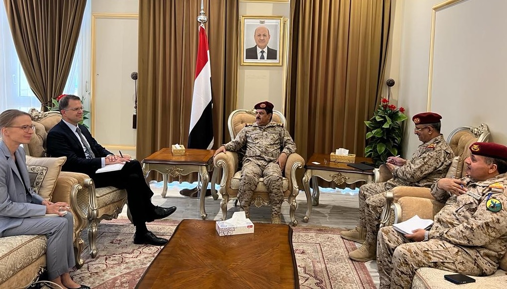 وزير الدفاع اليمني يلتقي نائب السفير الالماني ويؤكد الميليشيا لا يمكن أن تخضع للسلام