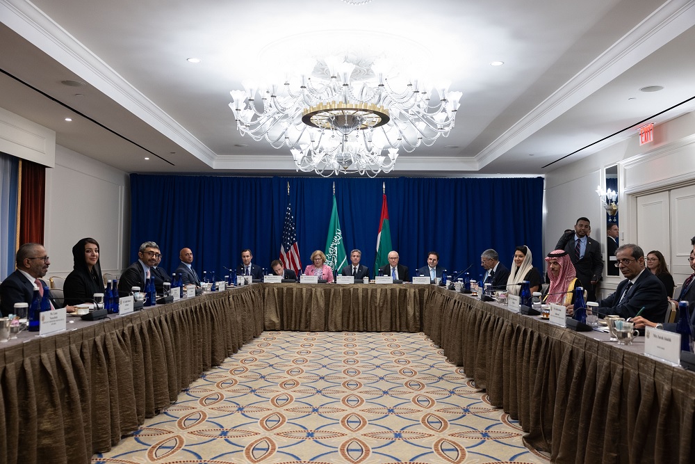 اجتماع ثلاثي أمريكي سعودي إماراتي يؤكد تعزيز التعاون مع الرئاسي وجهود السلام في اليمن