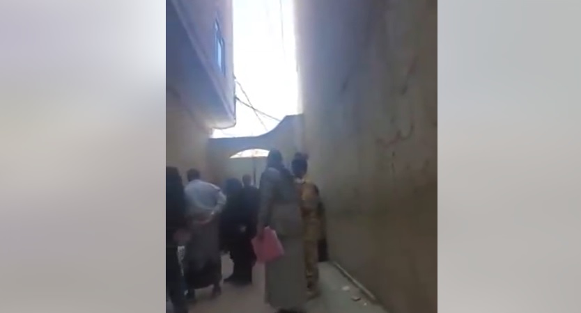 مدرسة تستغيث وتصرخ بعد إخراجها من شقتها بالقوة في صنعاء: أدرس مجاناً منذ خمس سنوات.. اعدموني قبل أن تخرجوني - (فيديو)