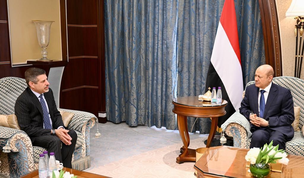 العليمي يبحث مع السفير الامريكي الدعم المطلوب لتعزيز الاصلاحات الاقتصادية