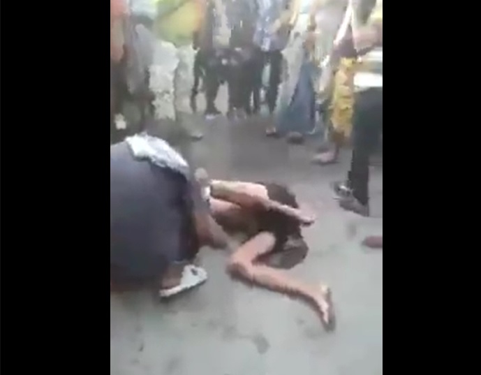 وفاة بائع متجول بعد احراق نفسه في عدن عقب مصادرة بضاعته من قوات تتبع الانتقالي - (فيديو)