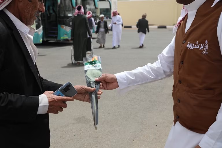 سعوديون يستقبلون حجاج اليمن بالورود والمرطبات والوجبات - (صور)