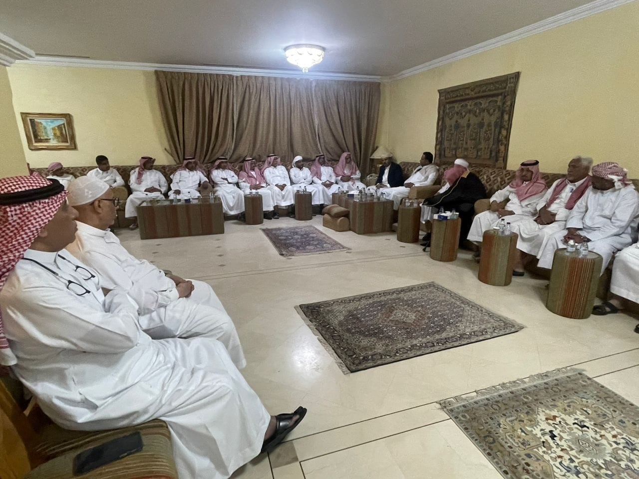 بن ماضي يلتقي في الرياض شخصيات اجتماعية لبحث مستقبل حضرموت