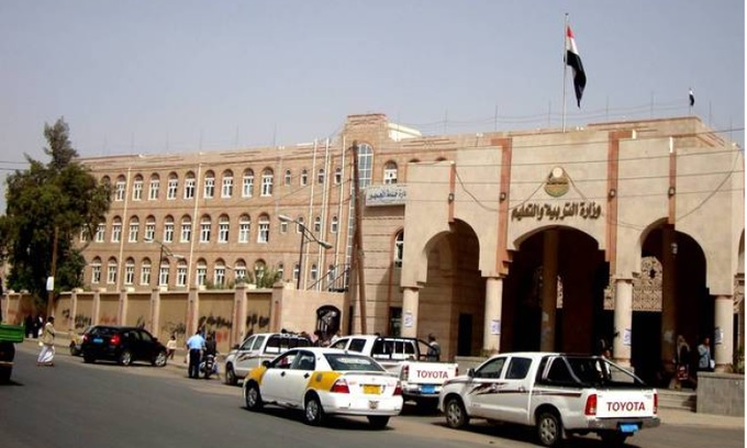 ميليشيا ايران في اليمن ترضخ لاضراب المعلمين وتعلن صرف مبالغ شهرية لهم ابتداء من الغد بمسمى ”بدل انتقال”