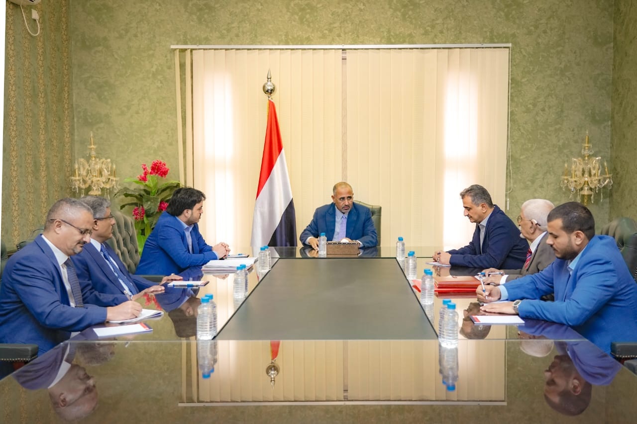 الزُبيدي يوجه بالبدء الفوري في تنفيذ آلية تعزيز القدرة التوليدية لكهرباء عدن