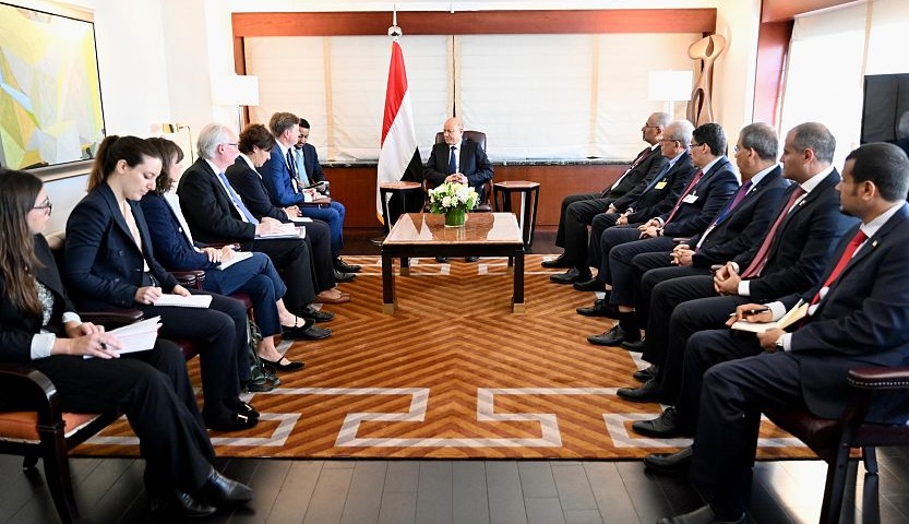 الرئيس العليمي يعقد لقاء ثلاثيا مع المبعوث الامريكي ومسؤولين في خارجيتي بريطانيا وفرنسا