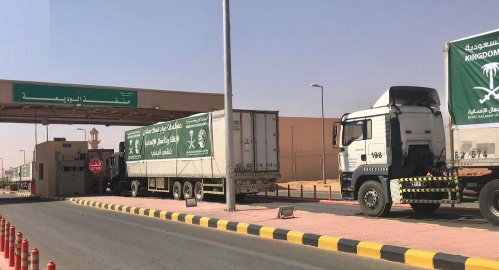 96 شاحنة سعودية تعبر منفذ الوديعة متوجهة إلى اليمن