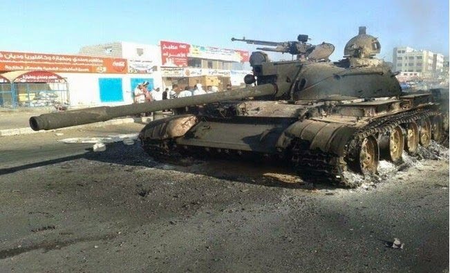 عدن.. حاول قص ماسورة دبابة تحوي قذيفة فانفجرت وأودت بحياته وأصيب آخر (تفاصيل)