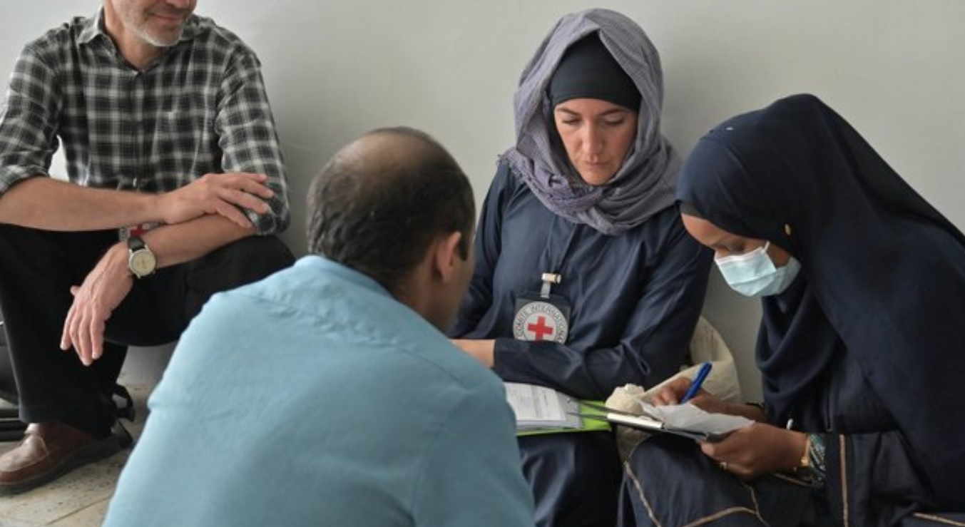 الصليب الأحمر: زرنا 3400 أسير حرب في خميس مشيط وصنعاء