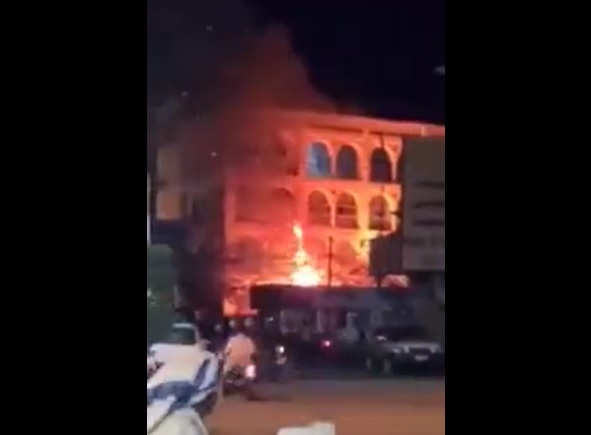 شاهد بالفيديو.. اندلاع حريق هائل بمشفى حكومي غرب اليمن خاضع لسيطرة ميليشيا صعدة