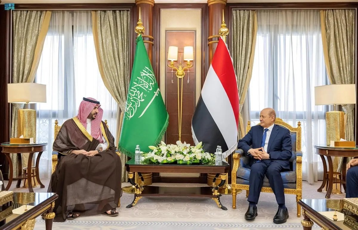 رئيس ونواب مجلس القيادة الرئاسي يلتقون وزير الدفاع السعودي