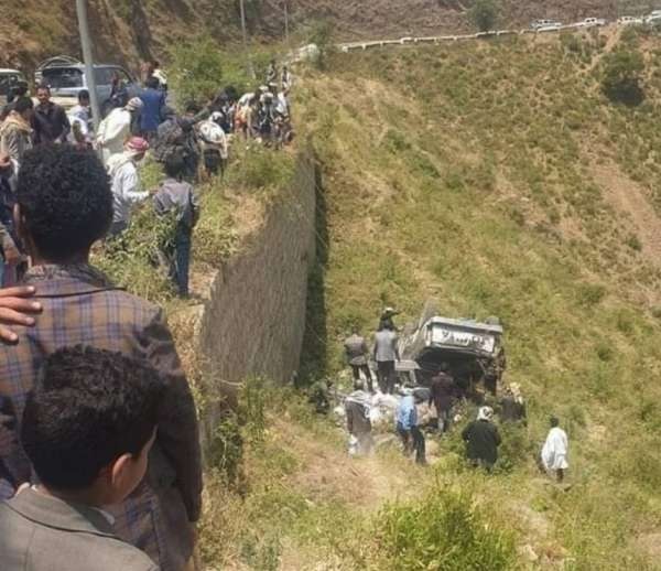 وفاة وإصابة 16 شخصاً إثر حادث مروع شمال غرب اليمن