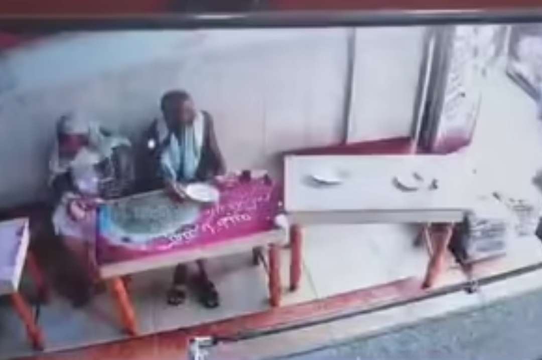 شاهد بالفيديو.. لحظة وفاة معلم يمني أثناء تناوله طعام الافطار 