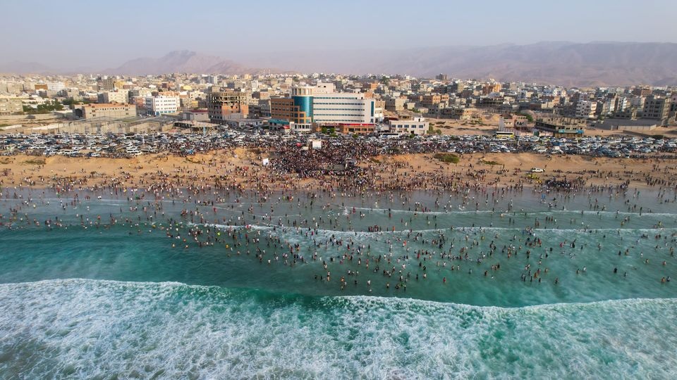 وفاة جندي يمني غرقاً بعد انقاذه مواطنين اثنين من الغرق في ساحل المكلا