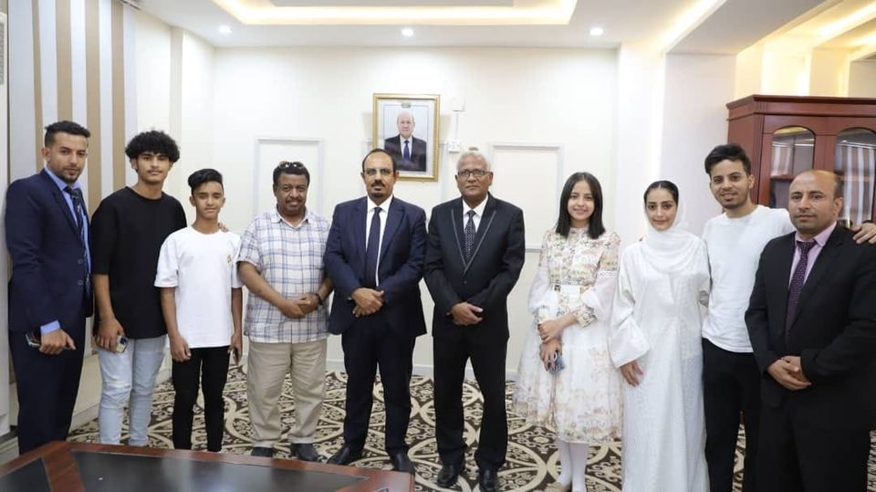 محافظ حضرموت يكرم الفنانين المشاركين في مهرجان البلدة