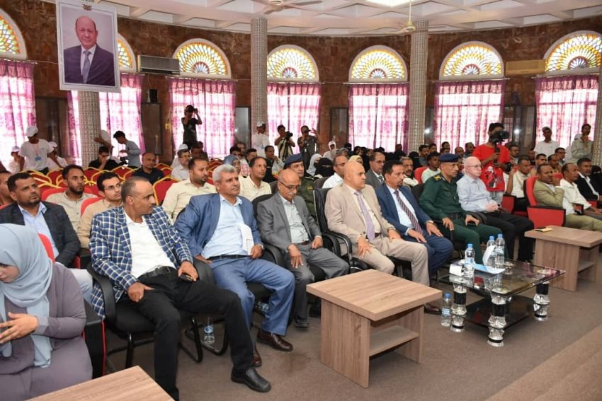 محافظ تعز يحذر من أن خفض المساعدات الانسانية سيفاقم معاناة المحافظة
