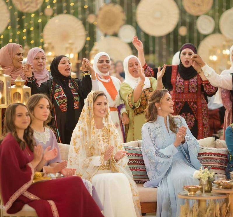 شاهد.. الملكة رانيا تنشر صوراً من حفل ليلة حناء عروس ابنها رجوة آل سيف