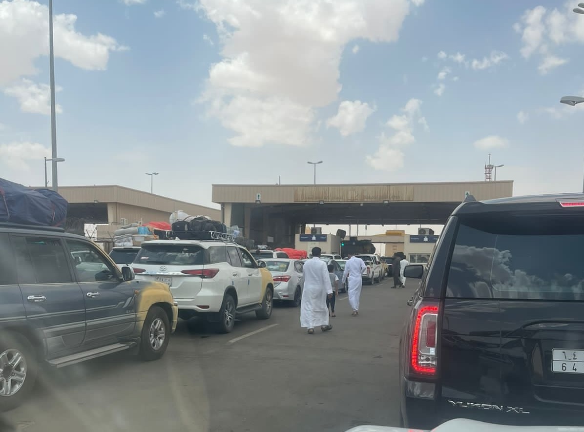 مئات اليمنيين عالقون في منفذ الوديعة يناشدون الرئاسي والحكومة التدخل لانهاء معاناتهم - (صور)