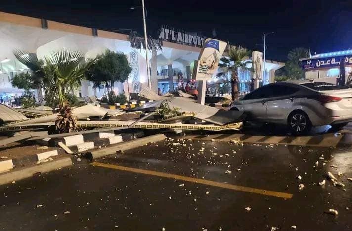 شاهد بالفيديو.. لحظة سقوط الواجهة الزجاجية على مسافرين في مطار عدن جراء الرياح الشديدة